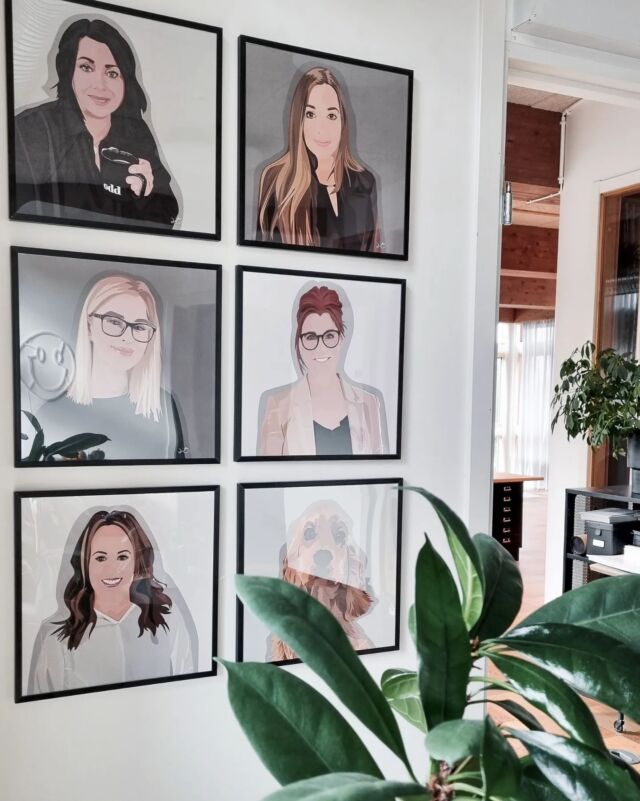 Vid entrén hänger vi gärna 🙌🏻 Både i fåtöljerna och på väggen ✨ 

Tack @linda_storiesndesign för våra fina porträtt, nu ser vi dem varje dag även på kontoret.

#illustration #grafiskdesign #team #medarbetare #stayodd #kontor #varumärke