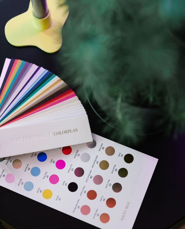 Dags att ordna årets julkort 🖤 Vilket papper ska vi välja... och vilken foliering på texten? Vi funderar på plommonrött med roséguld 😍 Förra året var de mörkgrå med silverglitter ✨ Vad hade du valt till ert företag?

Kom ihåg att idag sticker ni ut mer med ett tryckt utskick än i en fullproppad mailbox 📣

Resultatet kommer snart... 

#stayodd #marknadsföring #trycksaker #SynasSäljaByggaVarumärke #varumärke #kommunikation #socialamedier #entreprenör #entreprenörskap #kontor #office #företag #växjö