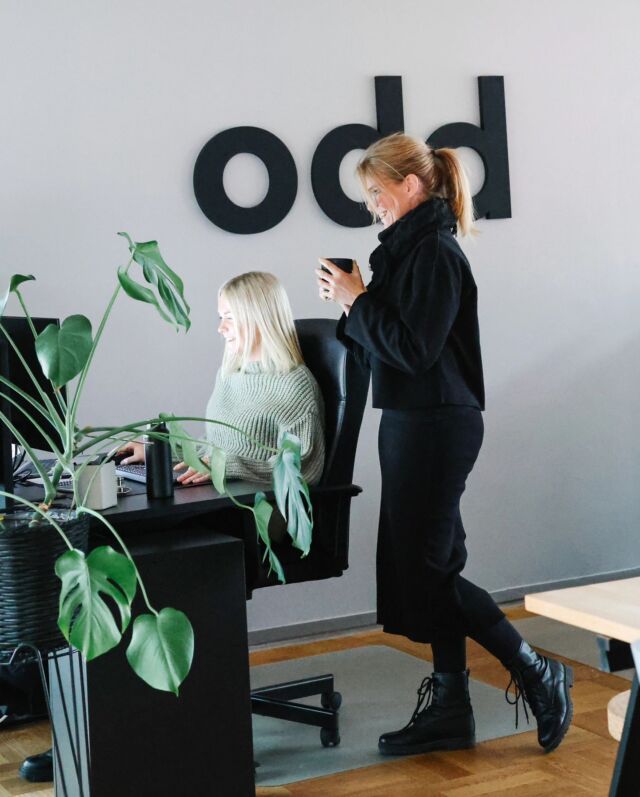 Här exporteras det logotyper och grafik till en ny grafisk bok som är på gång 🖤 

Det är mycket att tänka på för att få till en bra helhet, framförallt när det gäller färger. Vi måste säkerställa att de kommer fungera vid olika typer av tryck och så klart även digitalt. Färger kan skifta på olika papper, från gång till gång när de trycks, på olika skärmar, i olika filformat osv... Vårt uppdrag är att hitta bästa vägen här för kundens grafiska profil ✨

Kunden får sedan alla färgkoder och filer så de kan jobba vidare med profilen. Då är de testade och redo 🙌🏻

.....
#stayodd #grafiskprofil #SynasSäljaByggaVarumärke #varumärke #kommunikation #entreprenör #entreprenörskap #kontor #office #företag #växjö