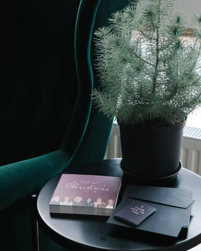 Nu har årets julkort anlänt ✨ Det har packats för fullt idag 🎄

På bilden visas förra årets version. Vi har under flera år skickat julkort och gör en ny liten twist på dem varje år. Årets är riktigt golden! 🌟 Ni ska snart få se dem!

#julkort #StayOdd