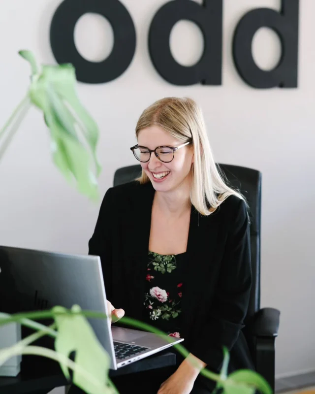 Vi älskar smart teknik, men hos oss är det alltid en människa bakom tangentbordet. Så gör gärna ett besök på odd.se och testa vår chat. Där kan du ställa alla frågor du vill kring hur vi kan hjälpa dig att lyfta ert varumärke. Eller om ni redan är kunder och behöver hjälp med något. Vi är redo varje vardag kl 9-16 😊⁠
⁠
#stayodd #marknadsföring #digitalmarknadsföring #varumärke #kommunikation #socialamedier #entreprenör #entreprenörskap #kontor #office #företag