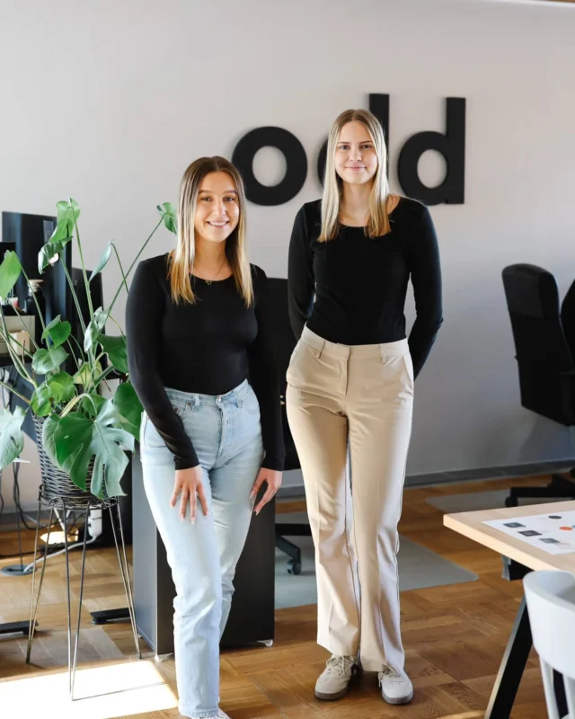 Vi har fått sällskap på kontoret av dessa två stjärnor ✨ som ska praktisera hos oss under våren.
⁠
Möt Julia... 
⁠
▪️Vem är du?⁠
Mitt namn är Julia, jag är 26 år och bor i Älmhult⁠.
▪️Vad pluggar du?⁠
Jag pluggar Digital informationsdesign och utveckling vid högskolan i Borås⁠.
▪️Vad ser du mest fram emot med praktiken?⁠
Jag ser fram emot att få använda det jag har lärt mig i min utbildning i praktiken och utvecklas inom det jag tycker är roligast. Även att kunna få ännu mera kunskap från några som är väldigt duktiga i branschen. ⁠
⁠
...och Hanna 👋🏻

▪️Vem är du? ⁠
Mitt namn är Hanna, jag är 21 år och bor i Växjö.
▪️Vad pluggar du? ⁠
Jag pluggar Digital kommunikation på distans via Yrkeshögskola i Malmö.
▪️Vad ser du mest fram emot med praktiken? ⁠
Jag ser fram emot att få en inblick i yrket och en klarare bild av vad jag vill satsa på i framtiden. Jag ser även fram emot att få växa i kunskap och ta med mig nya erfarenheter. ⁠
⁠
Välkomna till Odd! Vi är så glada att ha er hos oss. Håll utkik framåt så får du se mer av vad de hittar på under våren.⁠
⁠
#praktik #företag #utbildning